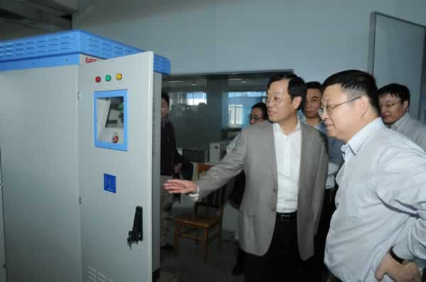 20141115許小波主任(左一)在何思模董事長(右一)陪同下參觀易事特充電樁產(chǎn)品.jpg
