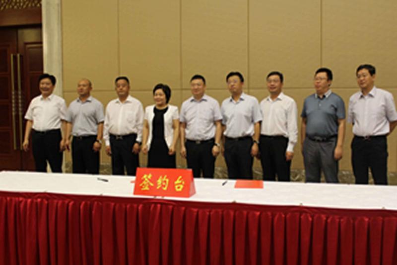 易事特與東臺(tái)沿海經(jīng)濟(jì)區(qū)管委會(huì)簽訂新能源項(xiàng)目戰(zhàn)略合作協(xié)議簽約合影.jpg